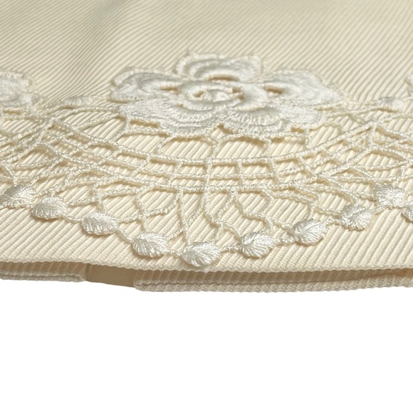 Valentino 𑁍 Chic Rose Lace Appliqué Ribbed Wool Pencil Skirt 𑁍 Cream 𑁍 4 - Picture 5 of 16